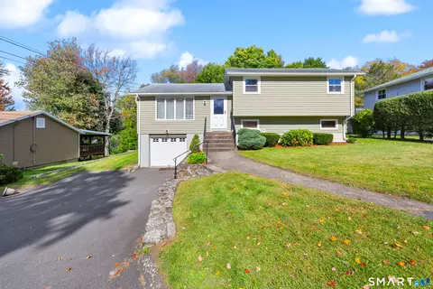 114 Plainfield Dr, Oakville, CT 06779