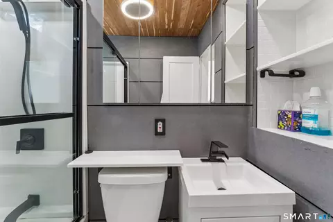 Bath - 18 Southgate Rd, Trumbull, CT 06611 photo 2 of 2