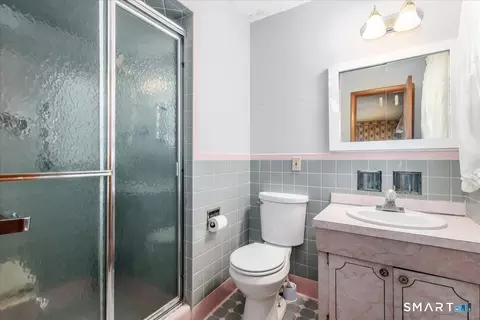 Bath - 9 Kendall Ter E, Danbury, CT 06811 photo 1 of 2