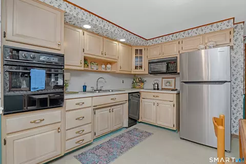 Kitchen - 147 Magee Dr, Hamden, CT 06514 photo 2 of 3