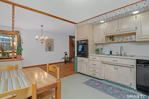 Kitchen - 147 Magee Dr, Hamden, CT 06514 photo 3 of 3