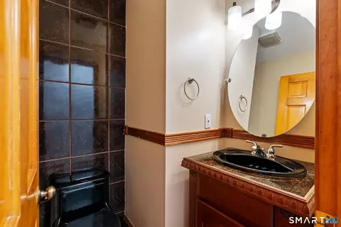 Bath - 24 Cortland St, Windsor Locks, CT 06096 photo 2 of 3