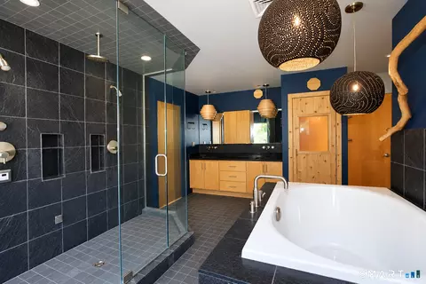 Bath - 55 Mount Tom Passway Passway, Morris, CT 06763 photo 4 of 4