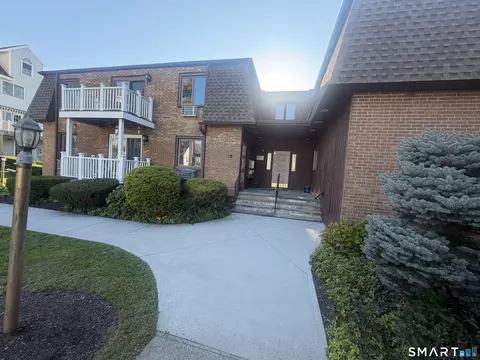 136 Deer Hill Ave #B20, Danbury, CT 06810