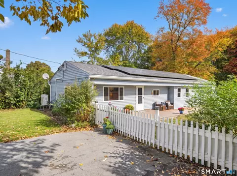 13 Woodlawn Ave, Waterford, CT 06385