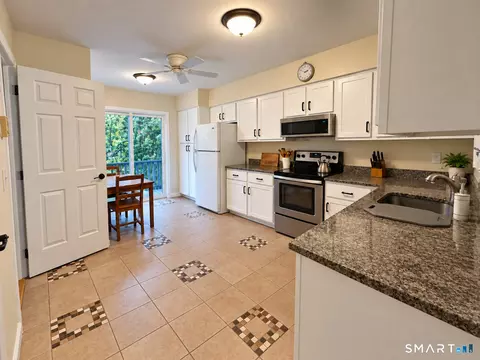 Kitchen - 8 Driftway Rd #E1, Danbury, CT 06811 photo 3 of 4