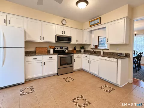 Kitchen - 8 Driftway Rd #E1, Danbury, CT 06811 photo 2 of 4