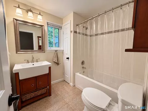 Bath - 8 Driftway Rd #E1, Danbury, CT 06811 photo 2 of 2