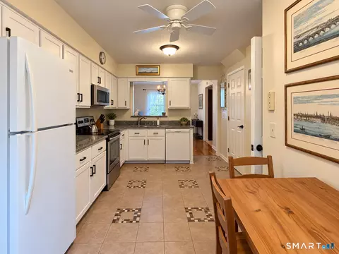 Kitchen - 8 Driftway Rd #E1, Danbury, CT 06811 photo 4 of 4