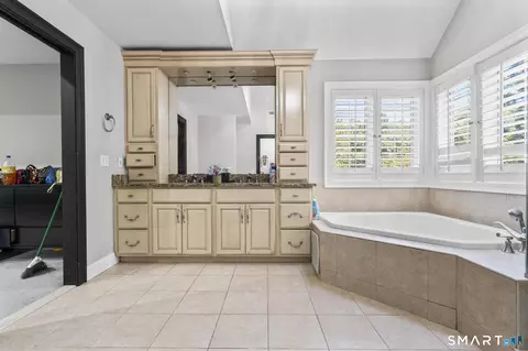 Bath - 46 Marlin Rd, Sandy Hook, CT 06482 photo 3 of 4