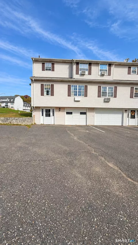 150 Maybury Cir #1, Waterbury, CT 06705