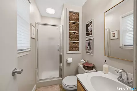 Bath - 19 Willow Run, Brookfield, CT 06804 photo 1 of 1