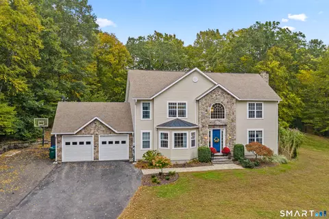 10 White Oak Ln, Quaker Hill, CT 06375