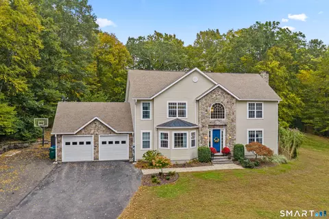10 White Oak Ln, Quaker Hill, CT 06375
