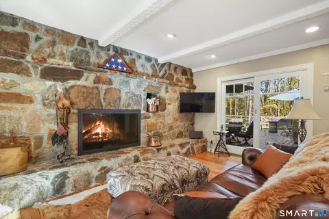 Living - 82 Simpaug Tpke, Redding, CT 06896 photo 2 of 3