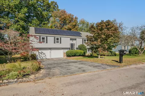 6 Cross Dr, Waterford, CT 06385