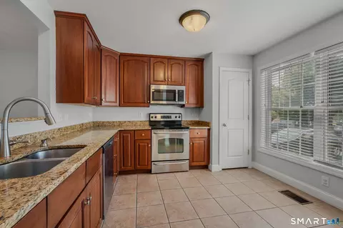 Kitchen - 15 Freedom Way #83, Niantic, CT 06357 photo 1 of 3