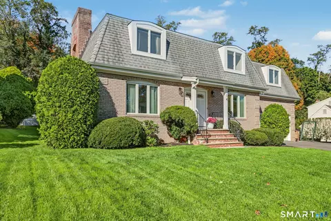 14 Coachlamp Ln, Stamford, CT 06902