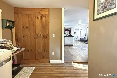 Entry Way - 1039 Norwich Rd, Plainfield, CT 06374 photo 4 of 7