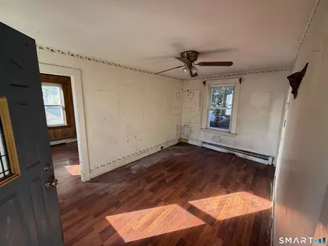 51 School St, Windsor Locks, CT 06096 photo 4