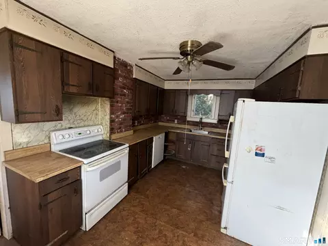 51 School St, Windsor Locks, CT 06096 photo 2