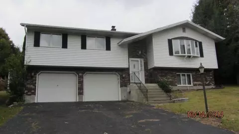 14 Middleway E, Waterbury, CT 06708 photo 1