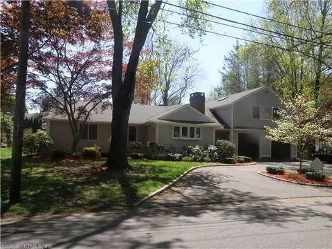 82 Melody Ln, Fairfield, CT 06824 photo 1