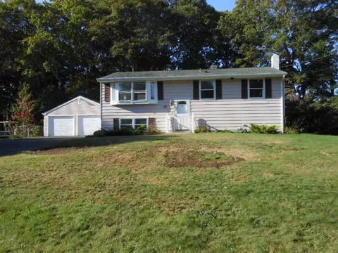 17 Blacksmith Dr, Ledyard, CT 06339 photo 1