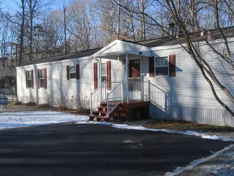 131 Apache St, Norwich, CT 06360 photo 1
