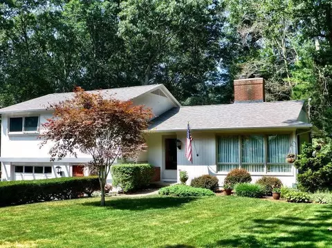 2 Forest Ln, Gales Ferry, CT 06335 photo 1