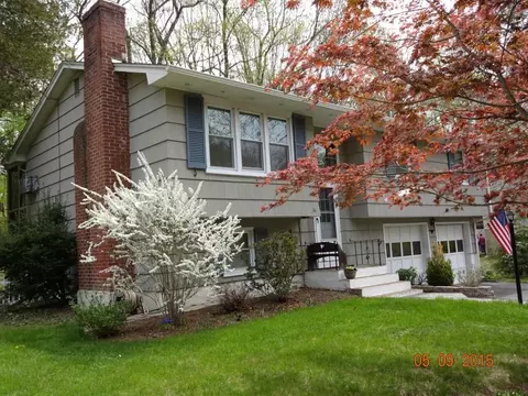 16 Parkwood Dr, Gales Ferry, CT 06335 photo 1