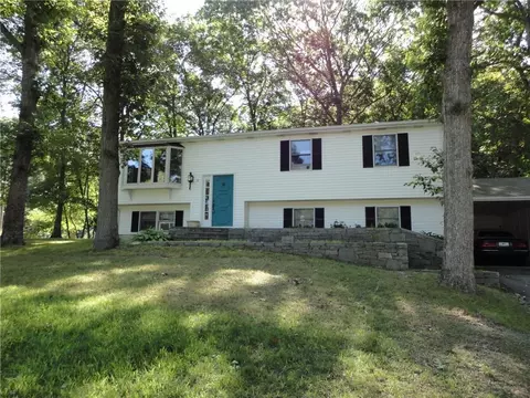 32 Ledgewood Dr, Gales Ferry, CT 06335 photo 1