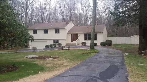 4 Little John Ct, Gales Ferry, CT 06335 photo 1