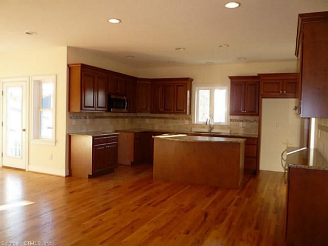 33 Chapman Chase, Windsor Locks, CT 06096 photo 1