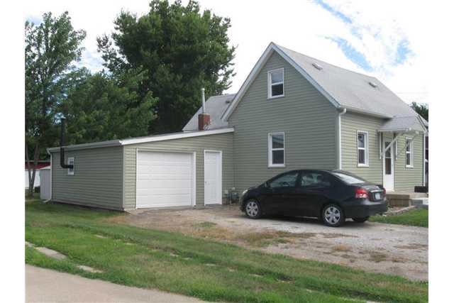 421 E Douglas St, Knoxville, IA 50138 photo 1