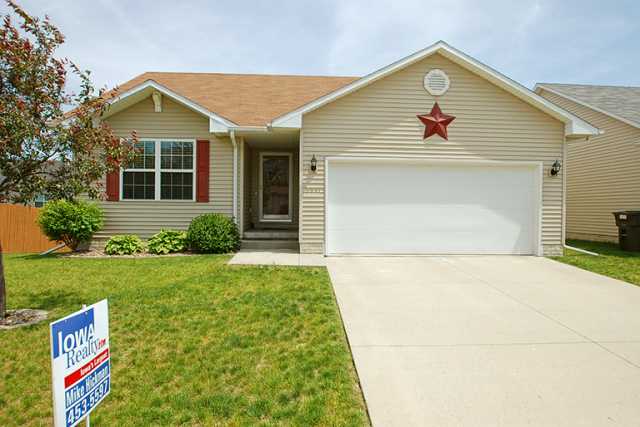2621 Whispering Ridge Dr, Des Moines, IA 50320 photo 1