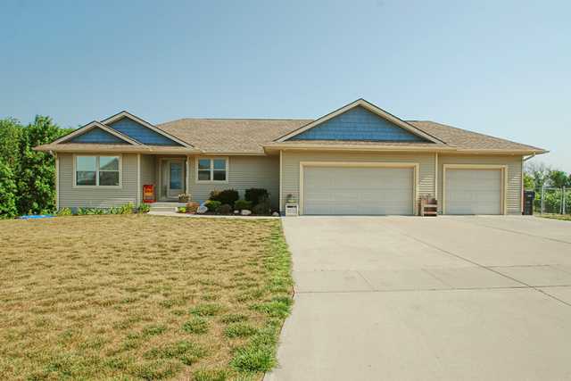 321 Oak Tree Dr, Winterset, IA 50273 photo 1
