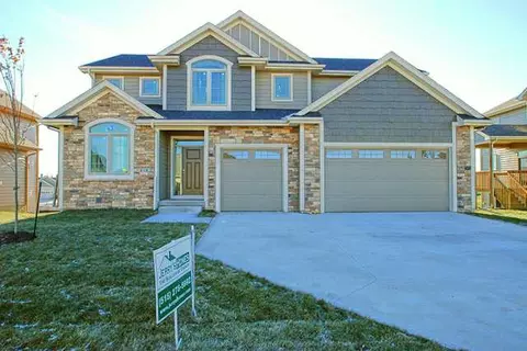 16482 Phoenix Dr, Clive, IA 50325 photo 1
