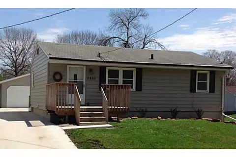 2821 E 35th St, Des Moines, IA 50317 photo 1