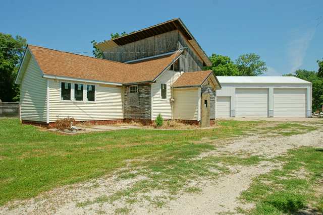 5565 NE Berwick Dr, Berwick, IA 50032 photo 1