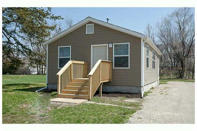2425 E 24th St, Des Moines, IA 50317 photo 1