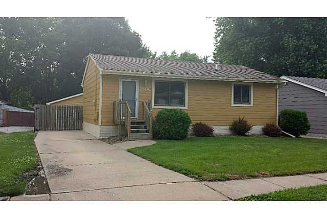 2806 E 37th Ct, Des Moines, IA 50317 photo 1
