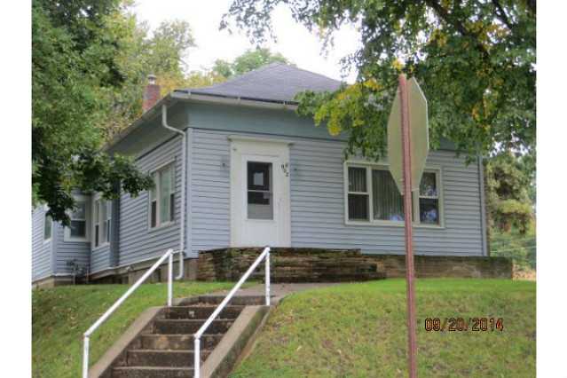 902 18th St, Belle Plaine, IA 52208 photo 1