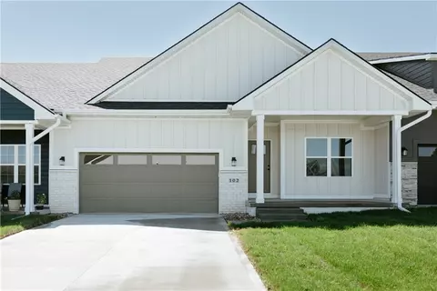 1401 E 28th St #102, Norwalk, IA 50211