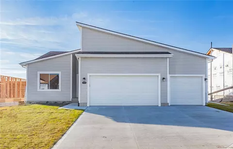 9390 Verdi Ln, West Des Moines, IA 50266