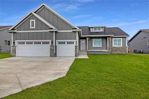 305 11th St NW, Bondurant, IA 50035