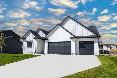 105 NW Hidden Knl, Waukee, IA 50263