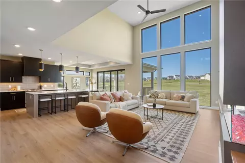 4716 162nd St, Urbandale, IA 50323