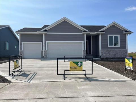 208 Creekside Dr SW, Bondurant, IA 50035