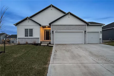 1390 NW Brandywine Ln, Waukee, IA 50263